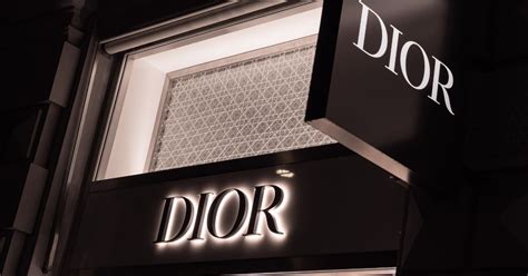 anse de sac dior|Sac Dior Essential : l'incroyable nouveau sac de luxe de la .